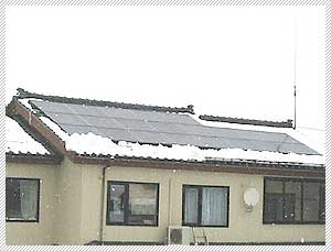 太陽光発電システム。雪の降る日に撮影